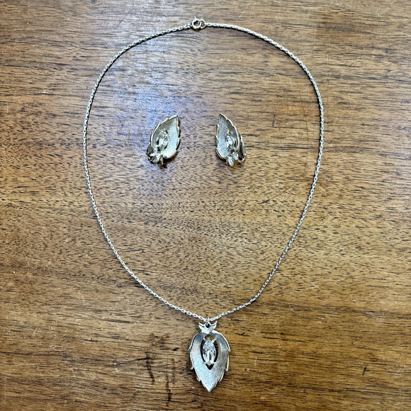 Sarah Coventry Silver & Rhinestone Leaf Jewelry Set Necklace & Clip-On Earrings - Picture 2 of 7